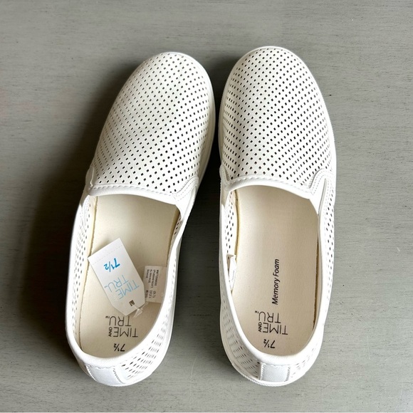 Time & Tru NEW Memory Foam Perforated White Slip-Ons Sneaker Women 7.5 Classic - Picture 7 of 12